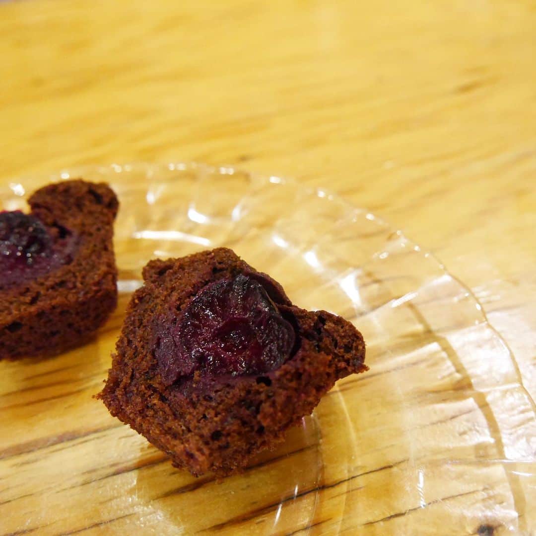 WORLD NEIGHBORS CAFEさんのインスタグラム写真 - (WORLD NEIGHBORS CAFEInstagram)「🍒 . アメリカンチェリーは 甘酸っぱ優しい カップケーキに生まれ変わり。 . ティータイムに、 おみやげに、ぜひ。 . --------------------------- 7月より、閉店を23時に戻します！ 平日 7:00〜21:00 L.O 休日 9:00〜21:00 L.O 定休日 毎月第1・第3水曜日 貸切パーティー予約要相談 WORLD NIGHBORS CAFE 03-5981-6211 ---------------------------」6月26日 15時18分 - worldneighborscafe_gokokuji