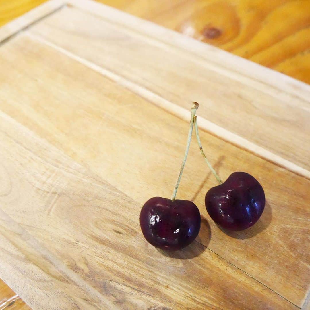 WORLD NEIGHBORS CAFEさんのインスタグラム写真 - (WORLD NEIGHBORS CAFEInstagram)「🍒 . アメリカンチェリーは 甘酸っぱ優しい カップケーキに生まれ変わり。 . ティータイムに、 おみやげに、ぜひ。 . --------------------------- 7月より、閉店を23時に戻します！ 平日 7:00〜21:00 L.O 休日 9:00〜21:00 L.O 定休日 毎月第1・第3水曜日 貸切パーティー予約要相談 WORLD NIGHBORS CAFE 03-5981-6211 ---------------------------」6月26日 15時18分 - worldneighborscafe_gokokuji