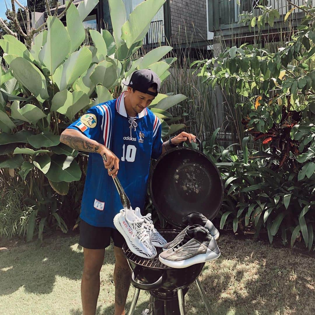 イルファン・バフディムさんのインスタグラム写真 - (イルファン・バフディムInstagram)「Perfect day to BBQ 👨🏽‍🍳 . My holy grills from the month June 🤪 #Yeezy350Zebra #YeezyQNTM #AdidasIndonesia #Atmos #Zidane #Zizou #Yeezy」6月26日 15時20分 - ibachdim