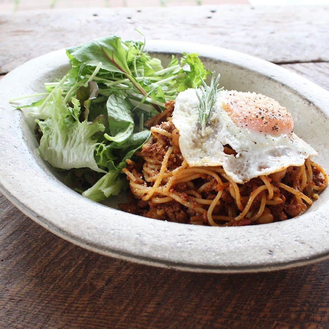 のインスタグラム：「【手紙舎つつじヶ丘本店】 本店のフードメニュー、スパイシーな「キーマナポリタンの目玉焼きのせ」いかがでしょうか。目玉焼きをくずすと、まろやかなキーマナポリタンもお楽しみいただけます。テラス席、テイクアウトもご用意しております。 . 2020.6.26 . #手紙舎#手紙社#tegamisha#柴崎#つつじヶ丘#つつじヶ丘本店#手紙舎つつじヶ丘本店#調布#調布カフェ#神代団地#神代団地商店街#ナポリタン#キーマカレー#目玉焼き」