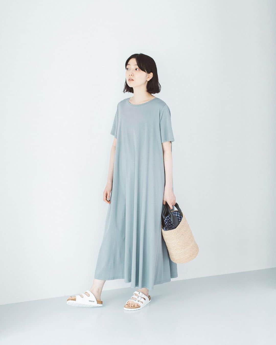 ナチュランさんのインスタグラム写真 - (ナチュランInstagram)「落ち着いた雰囲気が人気の「TUTIE.」より、ここでしか買えないナチュラン別注のカットソーワンピースが到着しました。﻿ シルエットと生地選びにもこだわり、リラックスできる着心地とドレスのような品をまとった、大人のための一品ができあがりました。﻿ ﻿ ﻿ -----------﻿ ■細番手高密度カットソーワンピース﻿ (A・ブルーグレー)［EQC-2A44-1283-A］﻿ (B・ネイビー)［EQC-2A44-1283-B］﻿ (C・ブラック)［EQC-2A44-1283-C］﻿ ﻿ 細番手の糸を高密度に織ることで、ハリと光沢をもった上質な表情が大人っぽい雰囲気をつくるワンピース。肌と生地の間に程よい空間ができるので、暑い日も爽やかに着ていただけます。﻿ 今年らしいニュアンスカラーが新鮮な「ブルーグレー」は、夏でも重たく見えない爽やかさと落ち着いた印象を併せ持った1枚。透けるアイテムなど異素材を重ねる着こなしがおすすめです。﻿ 着まわしやすい「ネイビー」は、小物で色を加えるとおしゃれな雰囲気がアップします。 さりげない光沢とドレープがドレスのような上質さを添える「ブラック」。シルバーのサンダルやデザイン性のある小物を合わせて、さりげなく遊びを加えると新鮮に。﻿ ﻿ ﻿ ﻿ ﻿ ------------------------------﻿ ▶️お買いものは写真内のタグをタップしてくださいね。またはプロフィールからもナチュランへリンクしています。→@natulan_official﻿ ﻿ ▶️写真内のタグは、販売中でも消えている場合がございます。ぜひ、ナチュランの検索窓から、注文番号又は商品名を、検索してみてくださいね。﻿ ﻿ ▶️プロフィール画面では、季節のおすすめ商品や、再入荷情報をご紹介しています。ぜひ、ご覧くださいませ。→@natulan_official﻿ ﻿ ----------- #lifewear #fashion #今日のコーデ #コーディネート #ファッション #ナチュラル #ナチュラン #natulan #日々の暮らし #暮らしを楽しむ #シンプルライフ #シンプルコーデ #大人女子 #大人コーデ #ナチュラルコーデ #ワンピース #ワンピースコーデ カットソーワンピース# #カットソーワンピ #ゆったりワンピース #きれいめワンピース #夏ワンピース #夏ワンピ #夏コーデ #夏服コーデ #TUTIE #ツチエ #natulan_official @omiyuno」6月26日 15時36分 - natulan_official