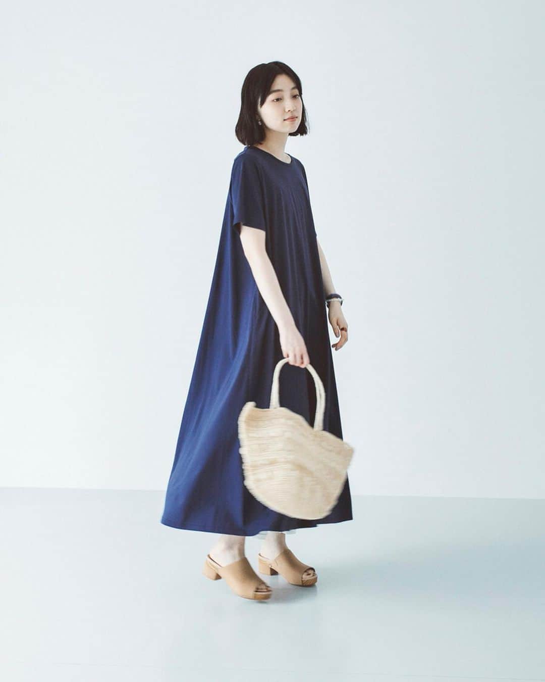ナチュランさんのインスタグラム写真 - (ナチュランInstagram)「落ち着いた雰囲気が人気の「TUTIE.」より、ここでしか買えないナチュラン別注のカットソーワンピースが到着しました。﻿ シルエットと生地選びにもこだわり、リラックスできる着心地とドレスのような品をまとった、大人のための一品ができあがりました。﻿ ﻿ ﻿ -----------﻿ ■細番手高密度カットソーワンピース﻿ (A・ブルーグレー)［EQC-2A44-1283-A］﻿ (B・ネイビー)［EQC-2A44-1283-B］﻿ (C・ブラック)［EQC-2A44-1283-C］﻿ ﻿ 細番手の糸を高密度に織ることで、ハリと光沢をもった上質な表情が大人っぽい雰囲気をつくるワンピース。肌と生地の間に程よい空間ができるので、暑い日も爽やかに着ていただけます。﻿ 今年らしいニュアンスカラーが新鮮な「ブルーグレー」は、夏でも重たく見えない爽やかさと落ち着いた印象を併せ持った1枚。透けるアイテムなど異素材を重ねる着こなしがおすすめです。﻿ 着まわしやすい「ネイビー」は、小物で色を加えるとおしゃれな雰囲気がアップします。 さりげない光沢とドレープがドレスのような上質さを添える「ブラック」。シルバーのサンダルやデザイン性のある小物を合わせて、さりげなく遊びを加えると新鮮に。﻿ ﻿ ﻿ ﻿ ﻿ ------------------------------﻿ ▶️お買いものは写真内のタグをタップしてくださいね。またはプロフィールからもナチュランへリンクしています。→@natulan_official﻿ ﻿ ▶️写真内のタグは、販売中でも消えている場合がございます。ぜひ、ナチュランの検索窓から、注文番号又は商品名を、検索してみてくださいね。﻿ ﻿ ▶️プロフィール画面では、季節のおすすめ商品や、再入荷情報をご紹介しています。ぜひ、ご覧くださいませ。→@natulan_official﻿ ﻿ ----------- #lifewear #fashion #今日のコーデ #コーディネート #ファッション #ナチュラル #ナチュラン #natulan #日々の暮らし #暮らしを楽しむ #シンプルライフ #シンプルコーデ #大人女子 #大人コーデ #ナチュラルコーデ #ワンピース #ワンピースコーデ カットソーワンピース# #カットソーワンピ #ゆったりワンピース #きれいめワンピース #夏ワンピース #夏ワンピ #夏コーデ #夏服コーデ #TUTIE #ツチエ #natulan_official @omiyuno」6月26日 15時36分 - natulan_official