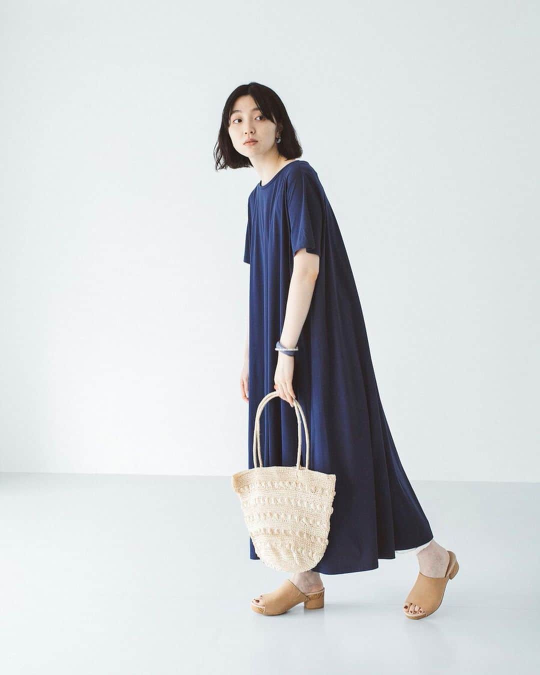 ナチュランさんのインスタグラム写真 - (ナチュランInstagram)「落ち着いた雰囲気が人気の「TUTIE.」より、ここでしか買えないナチュラン別注のカットソーワンピースが到着しました。﻿ シルエットと生地選びにもこだわり、リラックスできる着心地とドレスのような品をまとった、大人のための一品ができあがりました。﻿ ﻿ ﻿ -----------﻿ ■細番手高密度カットソーワンピース﻿ (A・ブルーグレー)［EQC-2A44-1283-A］﻿ (B・ネイビー)［EQC-2A44-1283-B］﻿ (C・ブラック)［EQC-2A44-1283-C］﻿ ﻿ 細番手の糸を高密度に織ることで、ハリと光沢をもった上質な表情が大人っぽい雰囲気をつくるワンピース。肌と生地の間に程よい空間ができるので、暑い日も爽やかに着ていただけます。﻿ 今年らしいニュアンスカラーが新鮮な「ブルーグレー」は、夏でも重たく見えない爽やかさと落ち着いた印象を併せ持った1枚。透けるアイテムなど異素材を重ねる着こなしがおすすめです。﻿ 着まわしやすい「ネイビー」は、小物で色を加えるとおしゃれな雰囲気がアップします。 さりげない光沢とドレープがドレスのような上質さを添える「ブラック」。シルバーのサンダルやデザイン性のある小物を合わせて、さりげなく遊びを加えると新鮮に。﻿ ﻿ ﻿ ﻿ ﻿ ------------------------------﻿ ▶️お買いものは写真内のタグをタップしてくださいね。またはプロフィールからもナチュランへリンクしています。→@natulan_official﻿ ﻿ ▶️写真内のタグは、販売中でも消えている場合がございます。ぜひ、ナチュランの検索窓から、注文番号又は商品名を、検索してみてくださいね。﻿ ﻿ ▶️プロフィール画面では、季節のおすすめ商品や、再入荷情報をご紹介しています。ぜひ、ご覧くださいませ。→@natulan_official﻿ ﻿ ----------- #lifewear #fashion #今日のコーデ #コーディネート #ファッション #ナチュラル #ナチュラン #natulan #日々の暮らし #暮らしを楽しむ #シンプルライフ #シンプルコーデ #大人女子 #大人コーデ #ナチュラルコーデ #ワンピース #ワンピースコーデ カットソーワンピース# #カットソーワンピ #ゆったりワンピース #きれいめワンピース #夏ワンピース #夏ワンピ #夏コーデ #夏服コーデ #TUTIE #ツチエ #natulan_official @omiyuno」6月26日 15時36分 - natulan_official