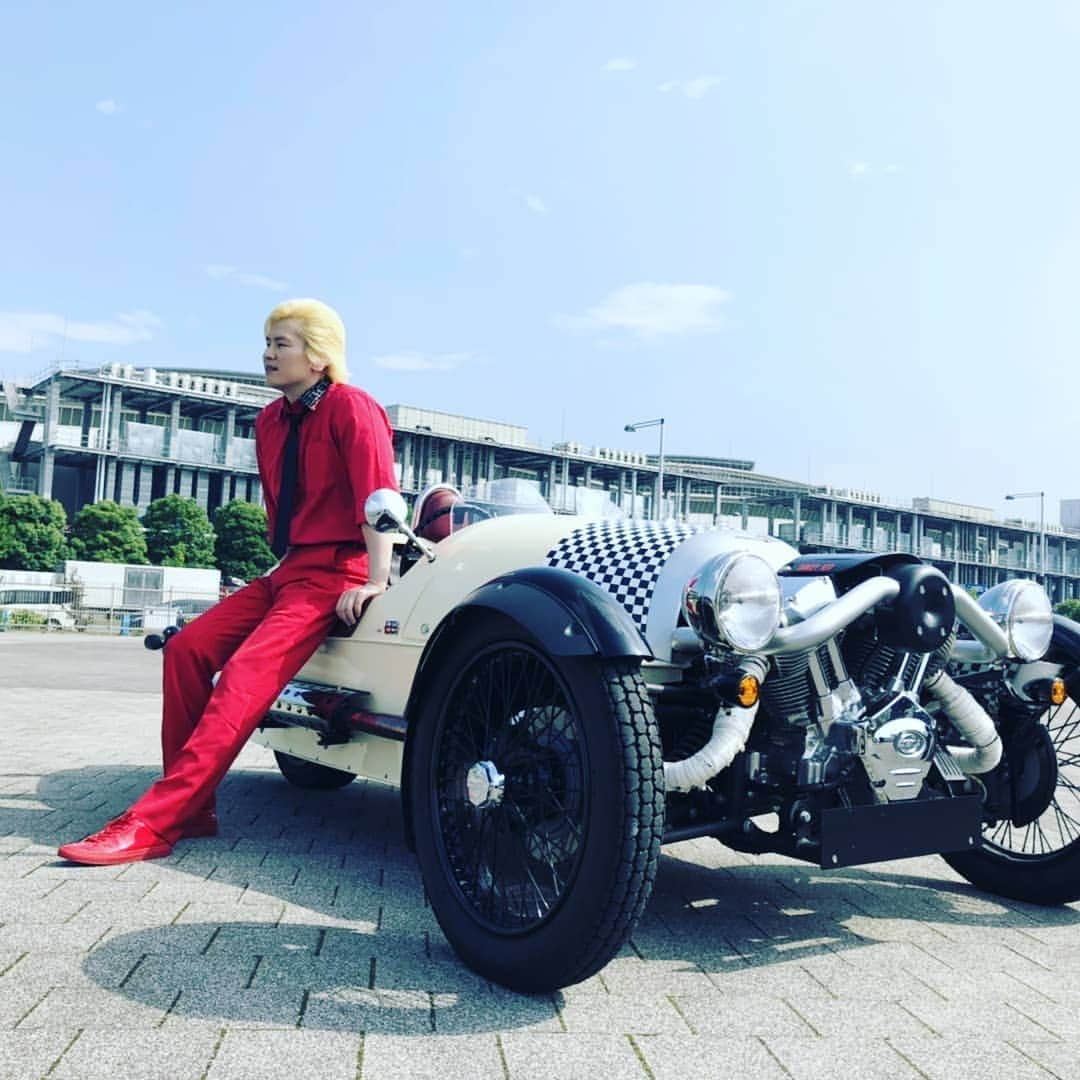 カズレーザーのインスタグラム：「モーガンの3wheelerに乗せて貰いました。 激鬼渋ぃっす。  #morgan #3wheeler #世界一カッコいい三輪車 #シューマッハさんのyoutube #くるまのCHANNEL # #あたしは無免なので助手席」