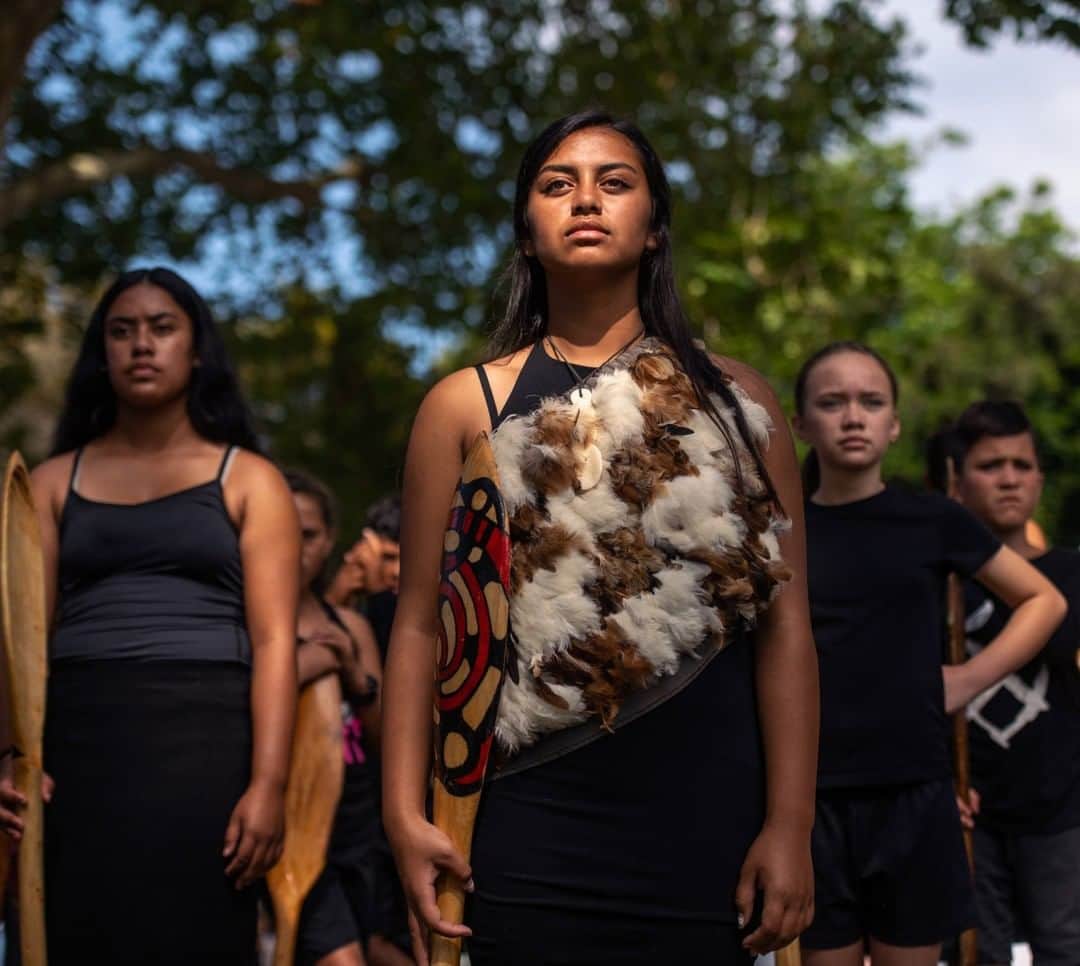 のインスタグラム：「Photo by @andreabruce | In Waitangi, New Zealand, Bronwyn Clifford, 16, stands with other young Maori women during an event on Waitangi Day, observed each February to commemorate the Treaty of Waitangi, signed by some 500 Maori chiefs and the British in 1840. Many ancestral land rights were lost during Britain's 19th-century colonization. These young women are part of a group that teaches Maori all over the world the original teachings of their culture.  In the June 2020 issue, take a look "Taking the Lead," a story that I photographed about the inspiring women of Bolivia, New Zealand, Iraq, and Afghanistan who have made huge gains in achieving political power, but still face cultural resistance, and even violence, as their influence increases. Reporting by Rania Abouzeid. Follow me @andreabruce for more photos and stories.  Check out Nat Geo's link in bio for more on this story.」