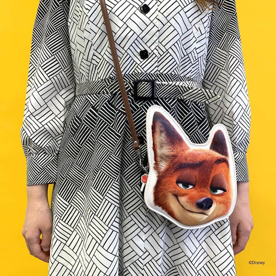 KIDDY LAND officialさんのインスタグラム写真 - (KIDDY LAND officialInstagram)「明日(6/27)発売のポシェット！ 「ニック」の顔が大胆にデザインされています🦊⭐️ ちょっとしたおでかけや、コーディネートのアクセントにぜひ！ ※お一人様1会計につき1アイテム１つの個数制限有り ※6月29月より在庫制限解除、取り置き🆗 ※店舗によって入場制限等、オペレーションは異なりますので、取り扱い店舗へお問い合わせください☎️ ※各店舗の開店時間、取扱店舗に関してはキデイランドHPを確認してください💻 #kiddyland #キデイランド #zootopia #ズートピア #nickwilde #ニックワイルド  #ニック #judyhopps #ジュディホップス  #ジュディ #🦊🐰 #disney #ディズニー  #2020年6月27日発売」6月26日 15時48分 - kiddyland_co.jp