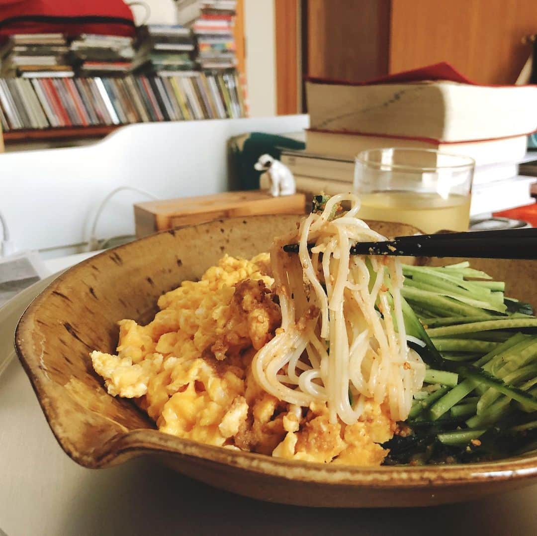 土井コマキさんのインスタグラム写真 - (土井コマキInstagram)「@haruhamiru さんのオープンレシピを参考に、アレンジ素麺。これ美味しい♡今日は細麺。 そろそろオンラインミーティングの時間だわ。 #真砂喜之助製麺所」6月26日 15時52分 - doikomaki
