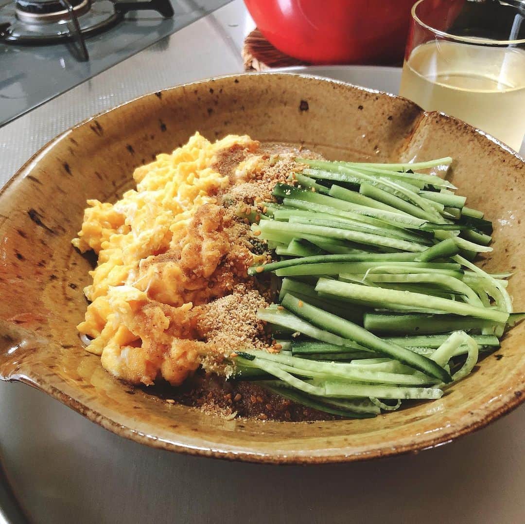 土井コマキのインスタグラム：「@haruhamiru さんのオープンレシピを参考に、アレンジ素麺。これ美味しい♡今日は細麺。 そろそろオンラインミーティングの時間だわ。 #真砂喜之助製麺所」