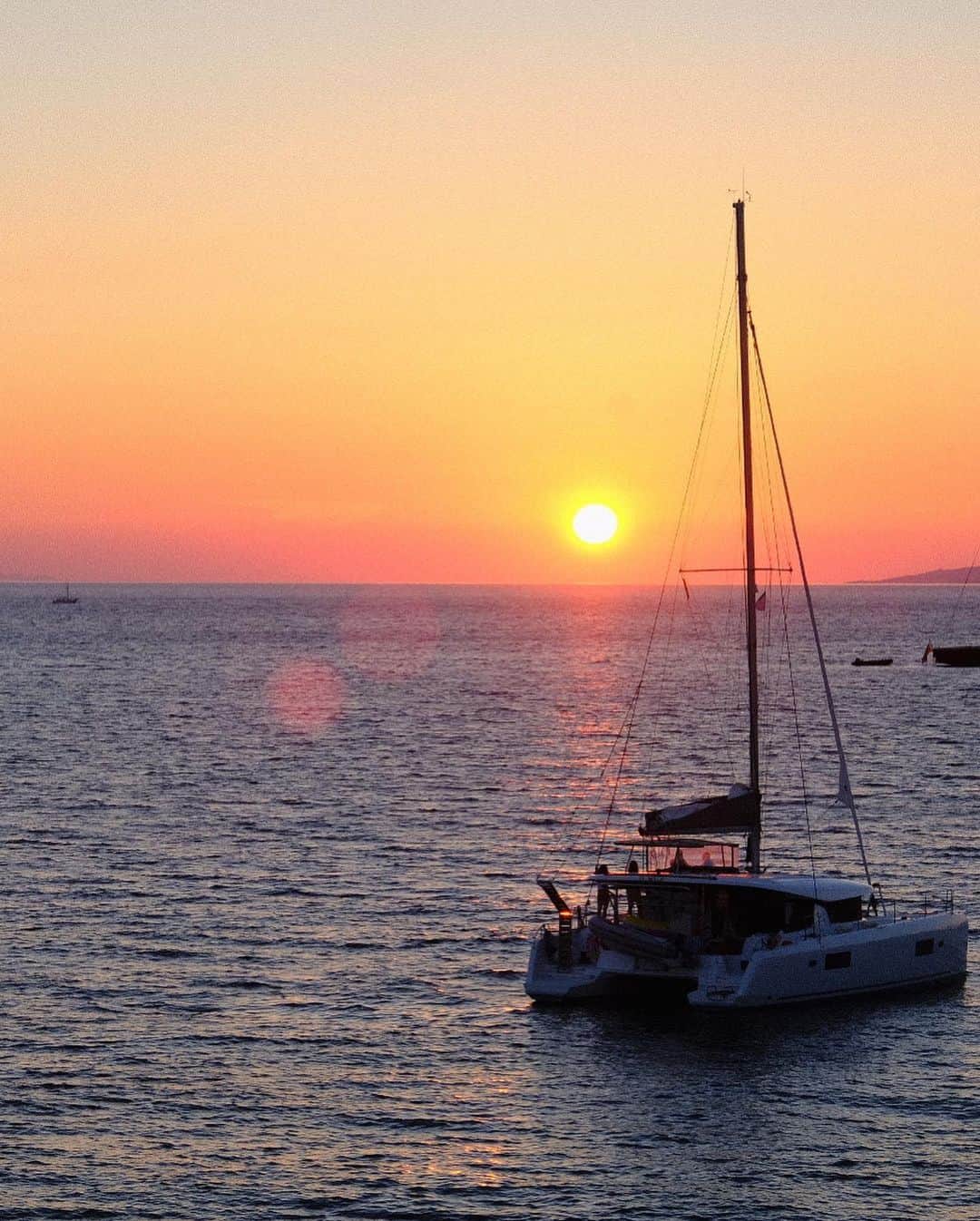 KUNIKAさんのインスタグラム写真 - (KUNIKAInstagram)「I want to go back to Santorini someday!🌺﻿ Where did you want to go if you had no coronavirus this summer holiday?﻿ ﻿ もしもコロナが無い世の中だったら、今年の夏はどこに行きたかったですか？ 最高の夏だったサントリーニwith @cabbage.lovl ちゃん に想いを馳せてクッキーを作りました👒﻿ 青空と青い海に包まれた雄大な自然が発する空気と、人々の陽気な雰囲気が懐かしいなぁ... (思い出の写真はサントリーニ&ミコノスです🇬🇷) ﻿ #artofkunika」6月26日 16時09分 - _kunika_