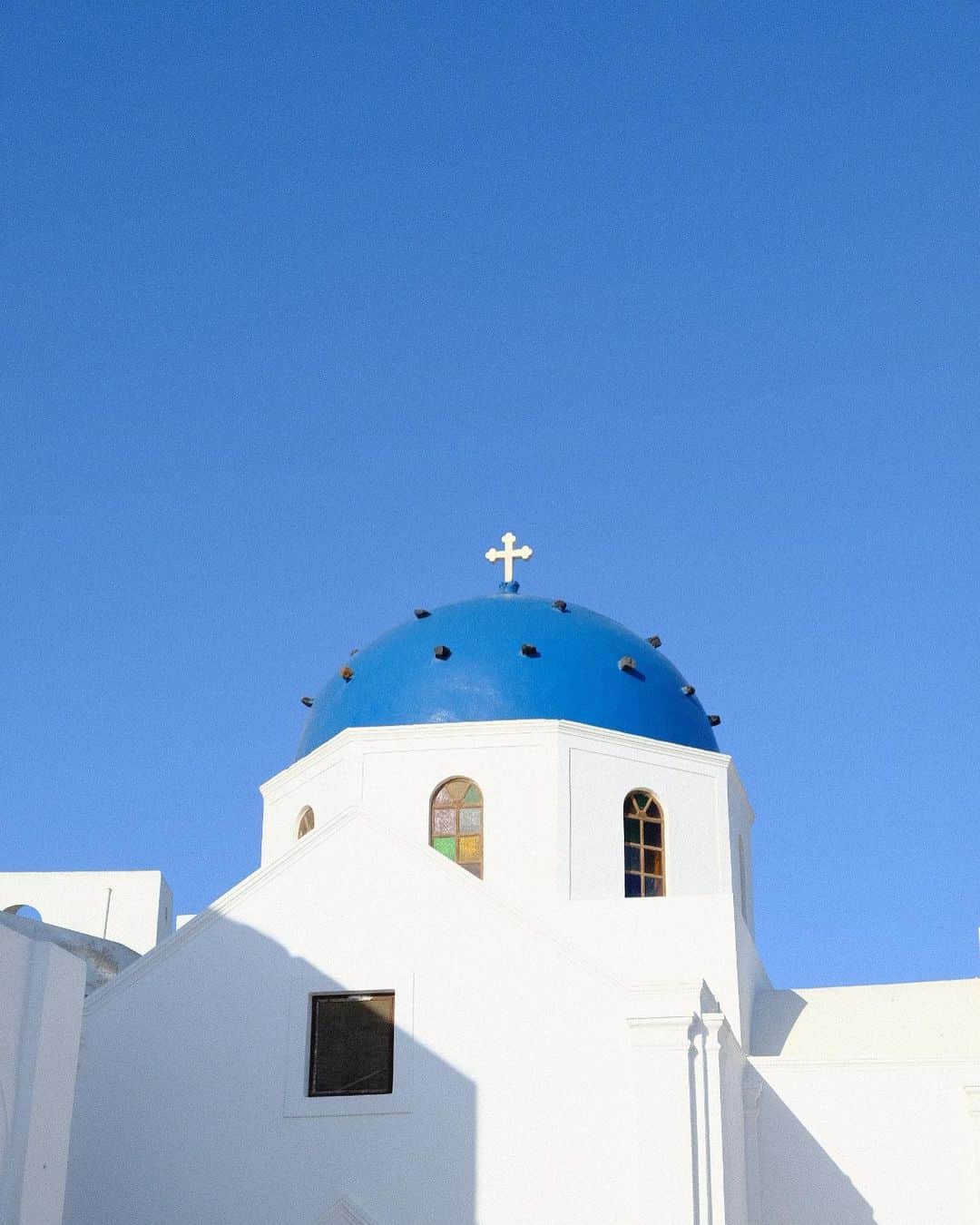 KUNIKAさんのインスタグラム写真 - (KUNIKAInstagram)「I want to go back to Santorini someday!🌺﻿ Where did you want to go if you had no coronavirus this summer holiday?﻿ ﻿ もしもコロナが無い世の中だったら、今年の夏はどこに行きたかったですか？ 最高の夏だったサントリーニwith @cabbage.lovl ちゃん に想いを馳せてクッキーを作りました👒﻿ 青空と青い海に包まれた雄大な自然が発する空気と、人々の陽気な雰囲気が懐かしいなぁ... (思い出の写真はサントリーニ&ミコノスです🇬🇷) ﻿ #artofkunika」6月26日 16時09分 - _kunika_