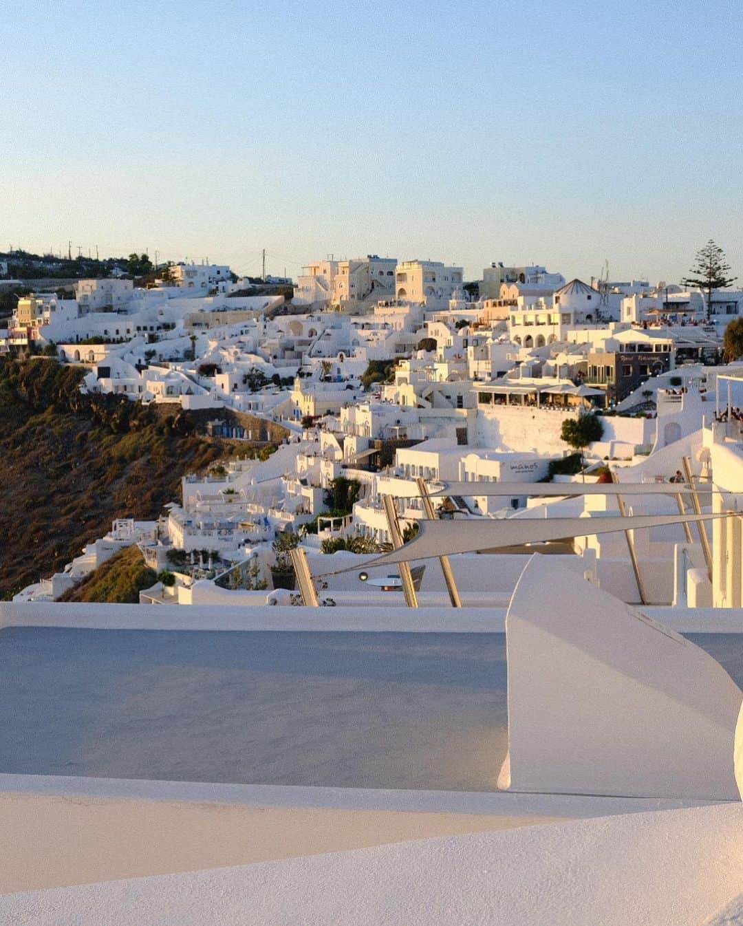 KUNIKAさんのインスタグラム写真 - (KUNIKAInstagram)「I want to go back to Santorini someday!🌺﻿ Where did you want to go if you had no coronavirus this summer holiday?﻿ ﻿ もしもコロナが無い世の中だったら、今年の夏はどこに行きたかったですか？ 最高の夏だったサントリーニwith @cabbage.lovl ちゃん に想いを馳せてクッキーを作りました👒﻿ 青空と青い海に包まれた雄大な自然が発する空気と、人々の陽気な雰囲気が懐かしいなぁ... (思い出の写真はサントリーニ&ミコノスです🇬🇷) ﻿ #artofkunika」6月26日 16時09分 - _kunika_