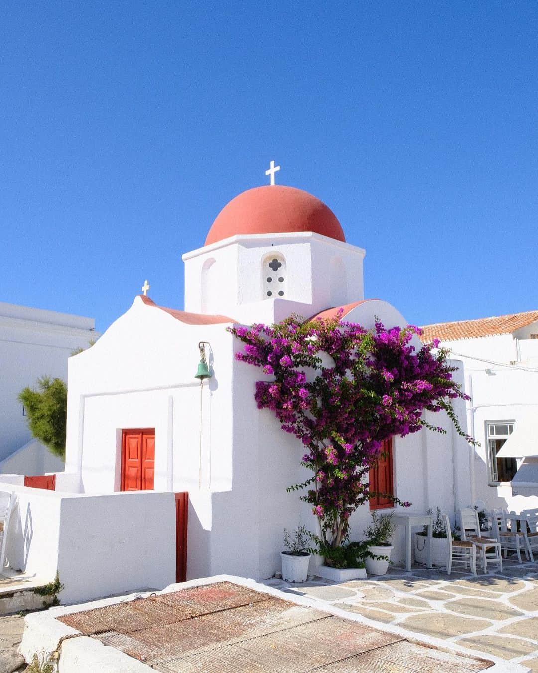 KUNIKAさんのインスタグラム写真 - (KUNIKAInstagram)「I want to go back to Santorini someday!🌺﻿ Where did you want to go if you had no coronavirus this summer holiday?﻿ ﻿ もしもコロナが無い世の中だったら、今年の夏はどこに行きたかったですか？ 最高の夏だったサントリーニwith @cabbage.lovl ちゃん に想いを馳せてクッキーを作りました👒﻿ 青空と青い海に包まれた雄大な自然が発する空気と、人々の陽気な雰囲気が懐かしいなぁ... (思い出の写真はサントリーニ&ミコノスです🇬🇷) ﻿ #artofkunika」6月26日 16時09分 - _kunika_