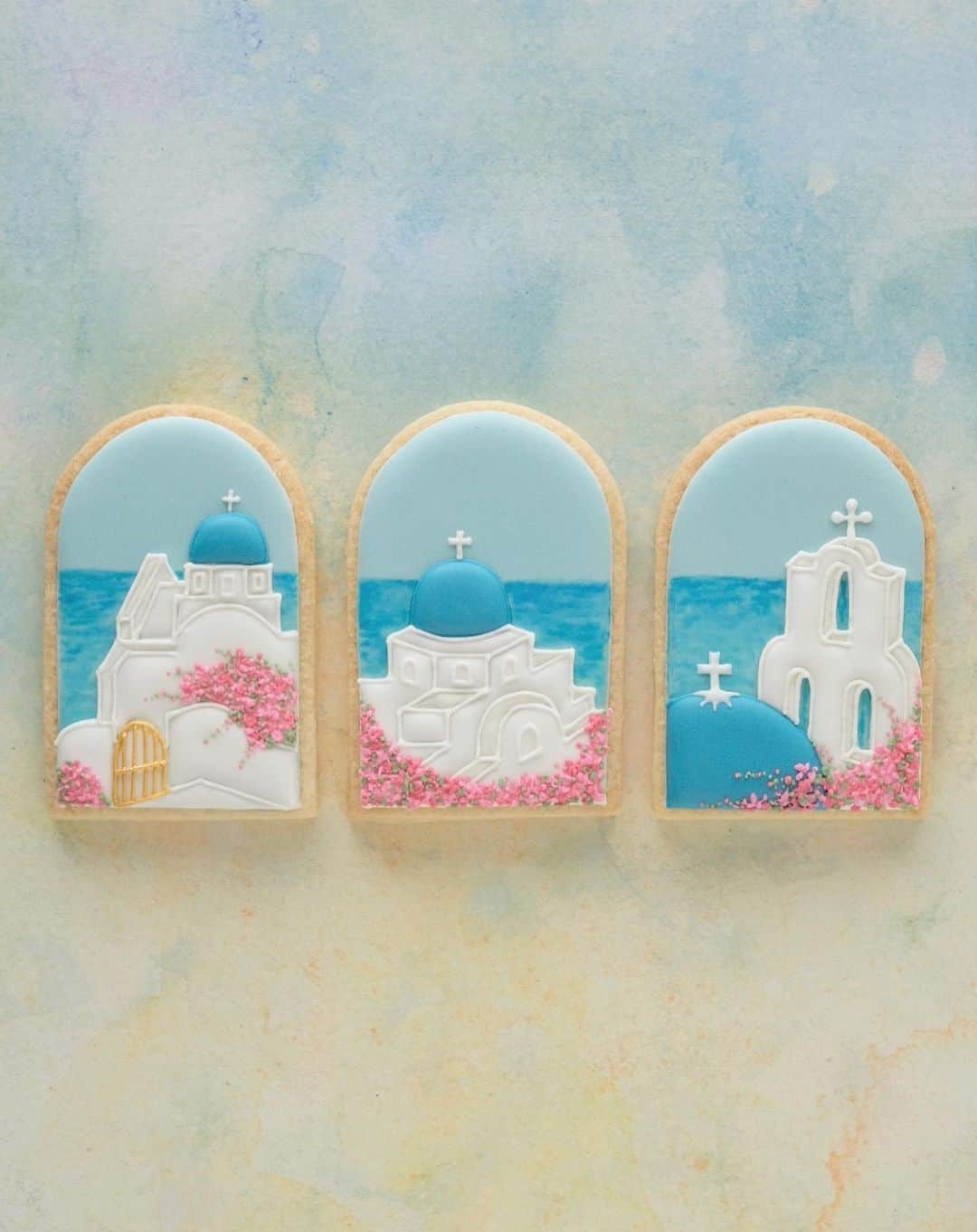 KUNIKAのインスタグラム：「I want to go back to Santorini someday!🌺﻿ Where did you want to go if you had no coronavirus this summer holiday?﻿ ﻿ もしもコロナが無い世の中だったら、今年の夏はどこに行きたかったですか？ 最高の夏だったサントリーニwith @cabbage.lovl ちゃん に想いを馳せてクッキーを作りました👒﻿ 青空と青い海に包まれた雄大な自然が発する空気と、人々の陽気な雰囲気が懐かしいなぁ... (思い出の写真はサントリーニ&ミコノスです🇬🇷) ﻿ #artofkunika」