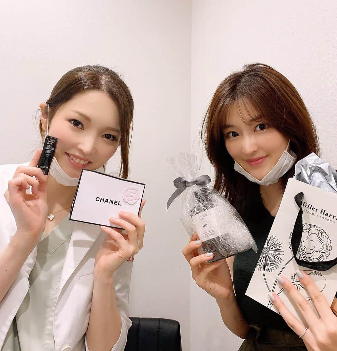 のインスタグラム：「東京中央美容外科銀座院でソノクイーン（HIFU）をうけてきました💆‍♀️施術中は痛みも何もなく終わった直後には顔がリフトアップしていてすぐに効果が感じられます✨ プライベートでも仲良くさせてもらっている永峯先生がお誕生日だったのでプレゼントをお渡ししました💝いつも楽しくお話できて嬉しいです😆 @tcb_nagamine @tcbginza  #ソノクイーン　#HIFU #ハイフ #永峯祥子　#美容外科　#銀座 #東京中央美容外科銀座院 #東京中央美容外科 #美容整形ならTCB東京中央美容外科 #リフトアップならTCB東京中央美容外科　#小顔整形」