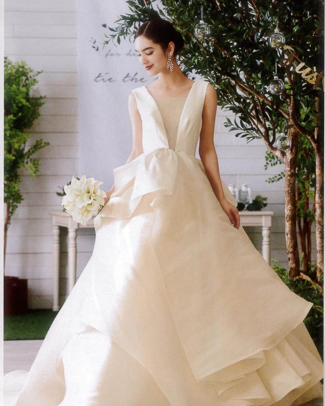 のインスタグラム：「25ansWedding 2020Summerに掲載されています👀 . Dress:#antonioriva  Earring:#elizabethbower .  #felicevitabellissima  #weddingdress #ウエディングドレス #ウエディングドレス試着 #アントニオリーヴァ #結婚式準備 #フォトプラン #前撮り#スタジオ撮影 #フォト婚#25answedding #25ansウエディング」