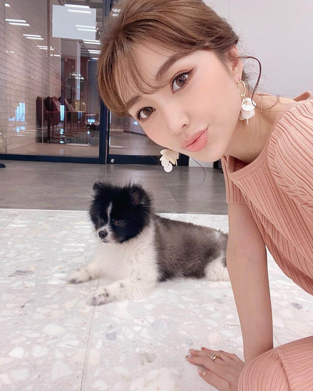 梯真奈美さんのインスタグラム写真 - (梯真奈美Instagram)「バタバタな日々で最近なかなか﻿ postできてなかった🥺﻿ そんな昨日は1日YouTubeの動画撮ったり、﻿ シーズンビジュアル撮影の打ち合わせをしたり✍🏼﻿ こたととがいてくれると癒されて疲れも﻿ 吹っ飛ぶよ〜😚ありがと🐶🐶💖﻿ 最後の2枚はこたとの2ショットを どーしても撮りたい様子。笑﻿ ﻿ そういえば！！ @eimyistoire_official﻿  SUMMER SALEがスタートしました🌈﻿ お洋服はもちろんシューズやハット、﻿ アクセなどの小物類‥💫﻿ 大人気商品も対象で、 今ならかなりお得に﻿GETできるので 是非TOPのURLから﻿チェックされてみてくだいね💖﻿ ﻿ #eimy #eimyistoire #こたとと #髪染めたよ😊」6月26日 16時07分 - official_manami