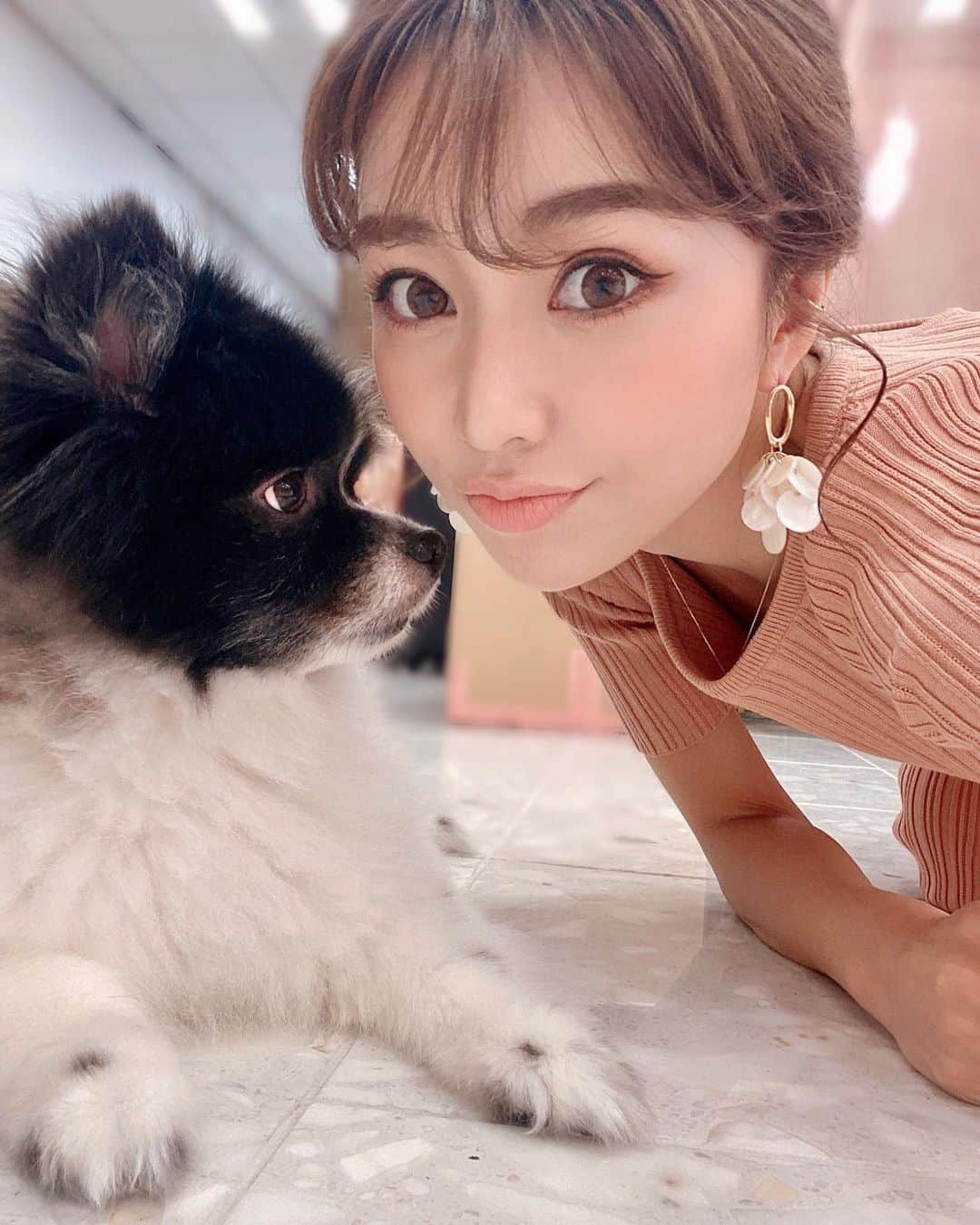 梯真奈美さんのインスタグラム写真 - (梯真奈美Instagram)「バタバタな日々で最近なかなか﻿ postできてなかった🥺﻿ そんな昨日は1日YouTubeの動画撮ったり、﻿ シーズンビジュアル撮影の打ち合わせをしたり✍🏼﻿ こたととがいてくれると癒されて疲れも﻿ 吹っ飛ぶよ〜😚ありがと🐶🐶💖﻿ 最後の2枚はこたとの2ショットを どーしても撮りたい様子。笑﻿ ﻿ そういえば！！ @eimyistoire_official﻿  SUMMER SALEがスタートしました🌈﻿ お洋服はもちろんシューズやハット、﻿ アクセなどの小物類‥💫﻿ 大人気商品も対象で、 今ならかなりお得に﻿GETできるので 是非TOPのURLから﻿チェックされてみてくだいね💖﻿ ﻿ #eimy #eimyistoire #こたとと #髪染めたよ😊」6月26日 16時07分 - official_manami