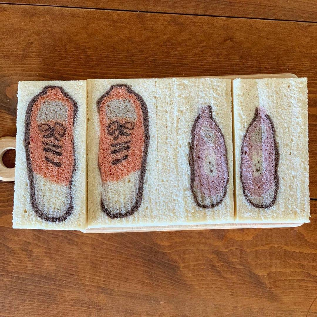 Ranさんのインスタグラム写真 - (RanInstagram)「. . . #イラストパン . . 私のくつと、 娘のくつ。 . . . . My shoes and daughter's shoes. . . . . #bread #baker #breadart #artfood #shoes #shoestagram #shoeslover #sneakers #fashion #converse #foodvideo #手作りパン #手作りおやつ #靴をそろえる #お出かけ #新しい靴 #手作り食パン #食パン #靴 #スニーカー #子供靴 #女の子ママ #朝ごパン #靴箱 #親子コーデ #コンバース #うさぎ #パン教室 #konel」6月26日 16時10分 - konel_bread