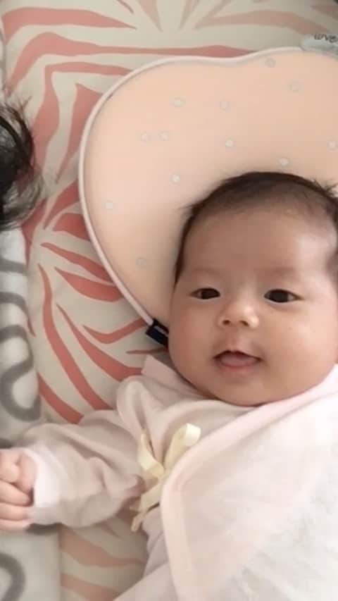 アキラ・コンチネンタル・フィーバーのインスタグラム：「My 46 days old baby girl's first word!!! #7week #１ヶ月3週間 #baby  #bayi  #あかちゃんのいる生活 #ベビー動画 #赤ちゃん  #赤ちゃん動画  #成長記録　#育児記録  #あかちゃん #babygirl  #べびすたぐらむ  #スマイル育児 #ベビフル」