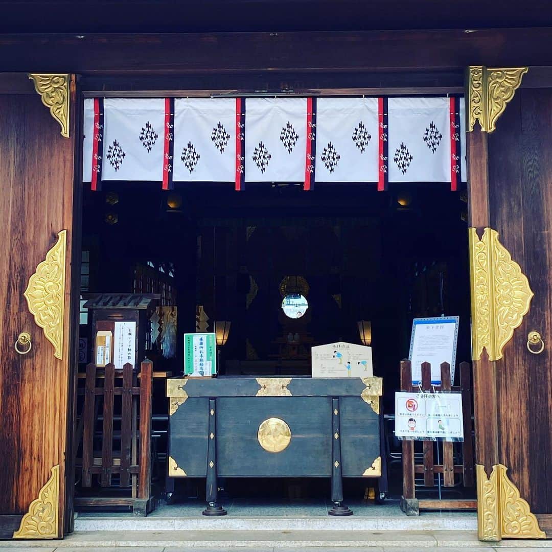 DJ ATSUのインスタグラム：「この前、少し久しぶりに参拝した松陰神社。﻿ ﻿ 今日は暑いですねー。﻿ 皆さま熱中症や脱水症状などには気を付けてください🥵」