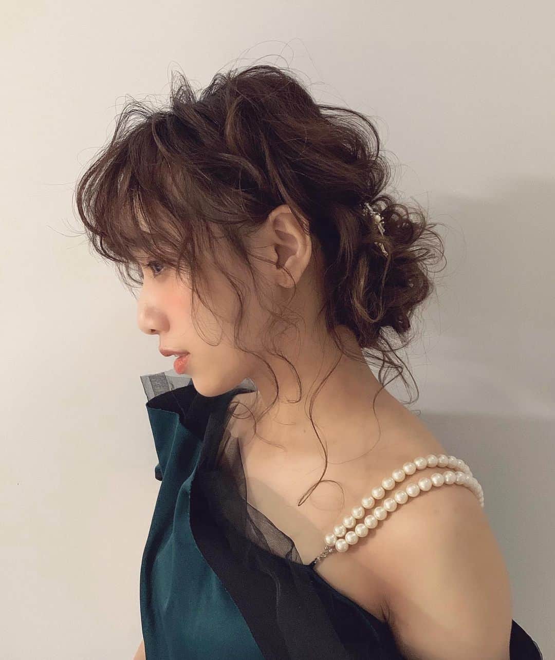 RabichePowのインスタグラム：「セミナースタイル（╹◡╹）♡ 📲iPhone photo . . 誰かのイメージと . その中にいるわたし。 . 同じようで少し違う、、、😊 . . . 目に見えるものや、耳にした事、 . 絶対こうだ！と思い込めば . ある意味すぐにゴールへたどり着ける。 . そのゴールが最終目的地なのか それが本物かもわからないまま . . 知らない事がある喜びは いつだって学びの中にあって . その喜びを知る人は ずっと知らない事を探し求め 謙虚に学ぶ事をやめない . . そんな方々たちに 自分の理論や技術を教えるという事は ものすごく良い刺激とプレッシャー。 . つまり大好物♡笑 . いつもありがとうございます😊❤️ . . . 違いが分かる人にしかわからないレベルの 質問を頂くと、ものすごく嬉しい😂❣️ . #ラビッシュポー #大阪#ヘアメイク#ヘアアレンジ」