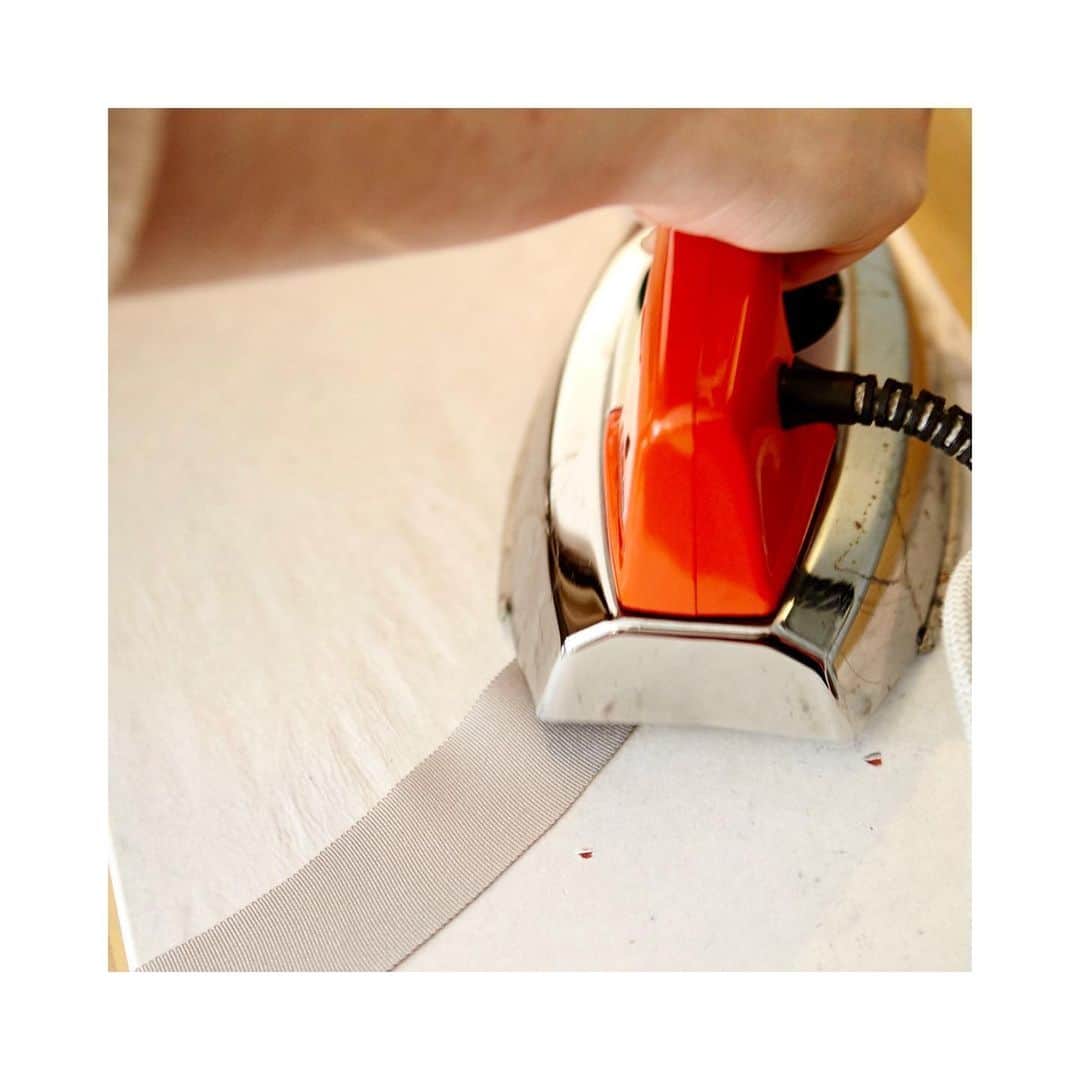のインスタグラム：「T O U R N E R 2ème étape de confection : Tourner le Gros Grain pour qu’il s’adapte à la forme de la calotte et se plaque contre le chapeau ! - - - 2nd step for making a hat : Turn the Gros Grain with the iron so that it adapts to the shape of the crown and is pressed against the hat ! - - - #lacerisesurlechapeau #savoirfaire #artisan #madeinfrance #workshop #paris #picoftheday #grosgrain #manuel #putsomecolorinyourlife #coloryourlife」