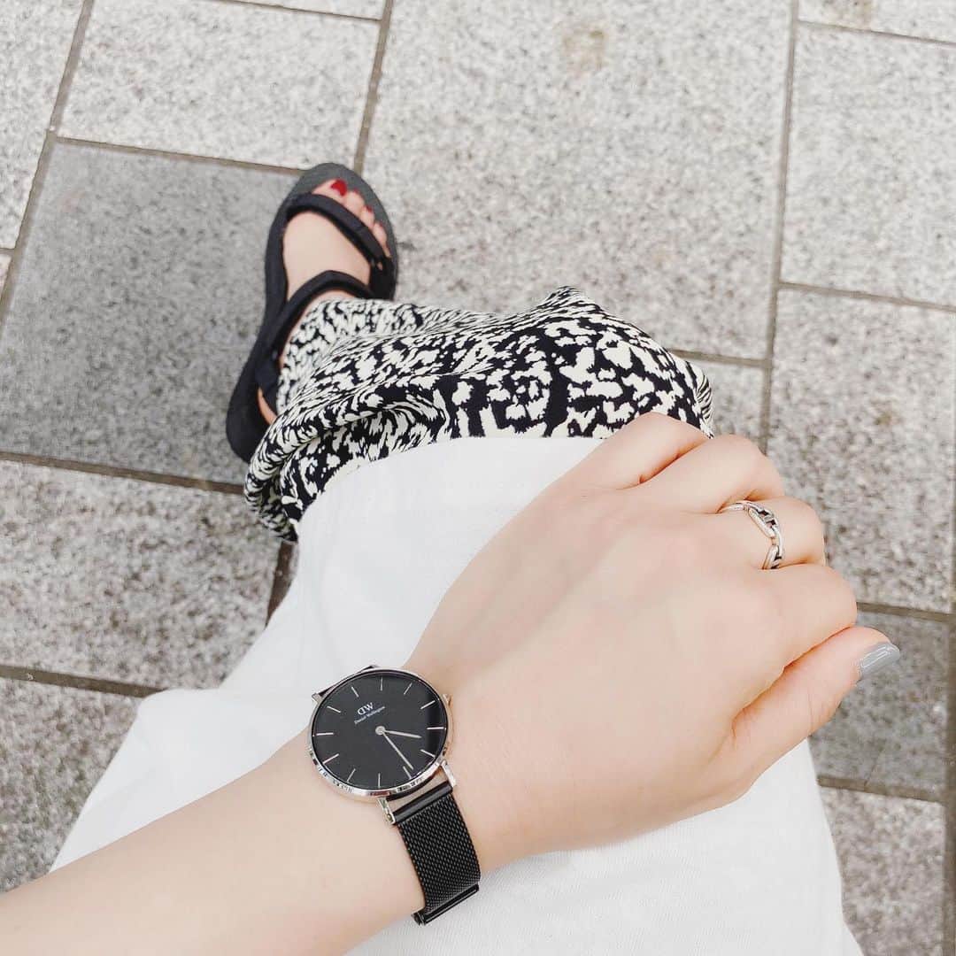 aiaiのインスタグラム：「モノトーンな休日コーデ  @coca_official_store  @teva  @tevajapan  @pippa_plata  @danielwellington  #fashion#outfit#style#coordinate#instagood#ootd#pic#instapic#コーデ#コーディネート#スタイリング#プチプラコーデ#本日のコーデ#大人カジュアル#プチプラ  #カジュアル  #夏コーデ #ワンピース #ワンピースコーデ  #アラフォーコーデ #アラフォーファッション#40代ファッション #モノトーンコーデ #モノトーン #tシャツワンピ#サンダル #tevaサンダル」