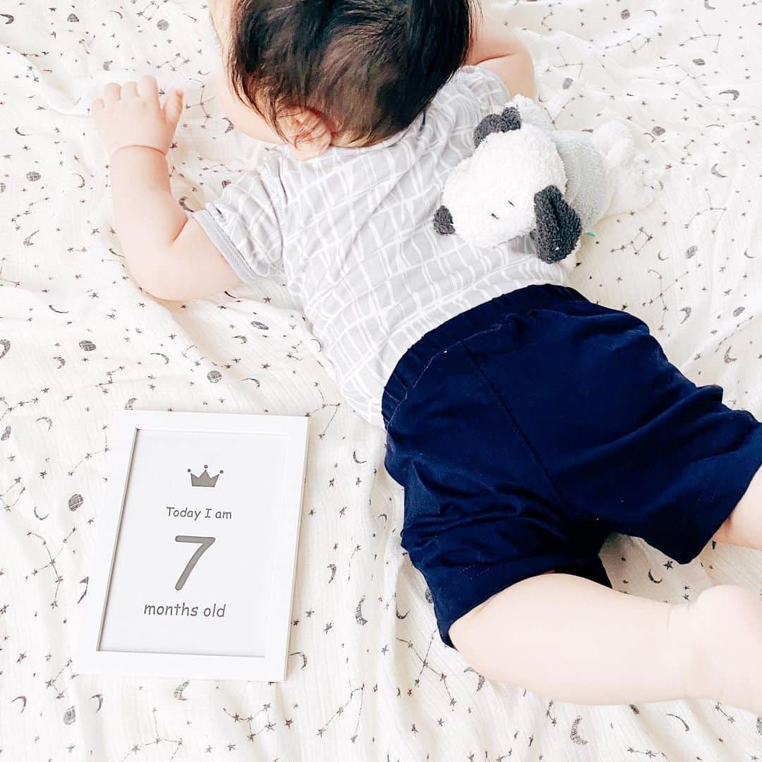 unoのインスタグラム：「息子7ヶ月になりました。 6ヶ月までめちゃくちゃ長かったのに 6→7ヶ月の早さよ… とても元気に成長しています。 （またイラストで成長メモ描きました ※3枚目） これからはいはいやつかまり立ちもすると思うので、家の整備を頑張ろうと思います… ㅤㅤㅤㅤㅤㅤㅤㅤㅤㅤㅤㅤㅤ ここ何ヶ月か買い物してなくて載せるものがあんまりなくてインスタ停滞気味ですが、 先日ようやく気分転換に久しぶりに買い物行けたりもしたので またポツポツと載せられたらと思いますー！」