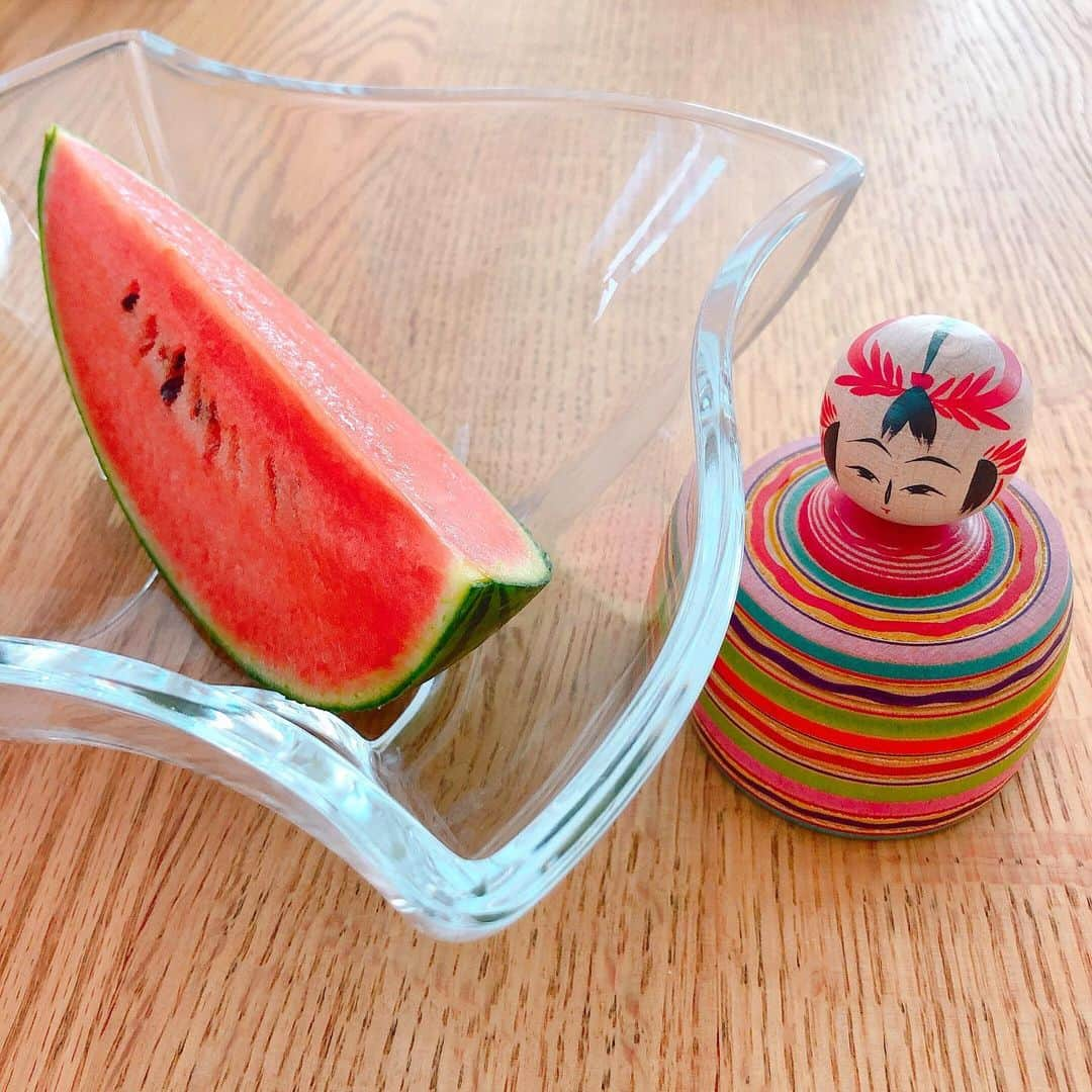 村井美樹さんのインスタグラム写真 - (村井美樹Instagram)「夏だねー！今年初スイカ🍉数年前も似たような投稿してた笑 . #こけし #kokeshi #平賀輝幸工人」6月26日 16時33分 - miki_murai_