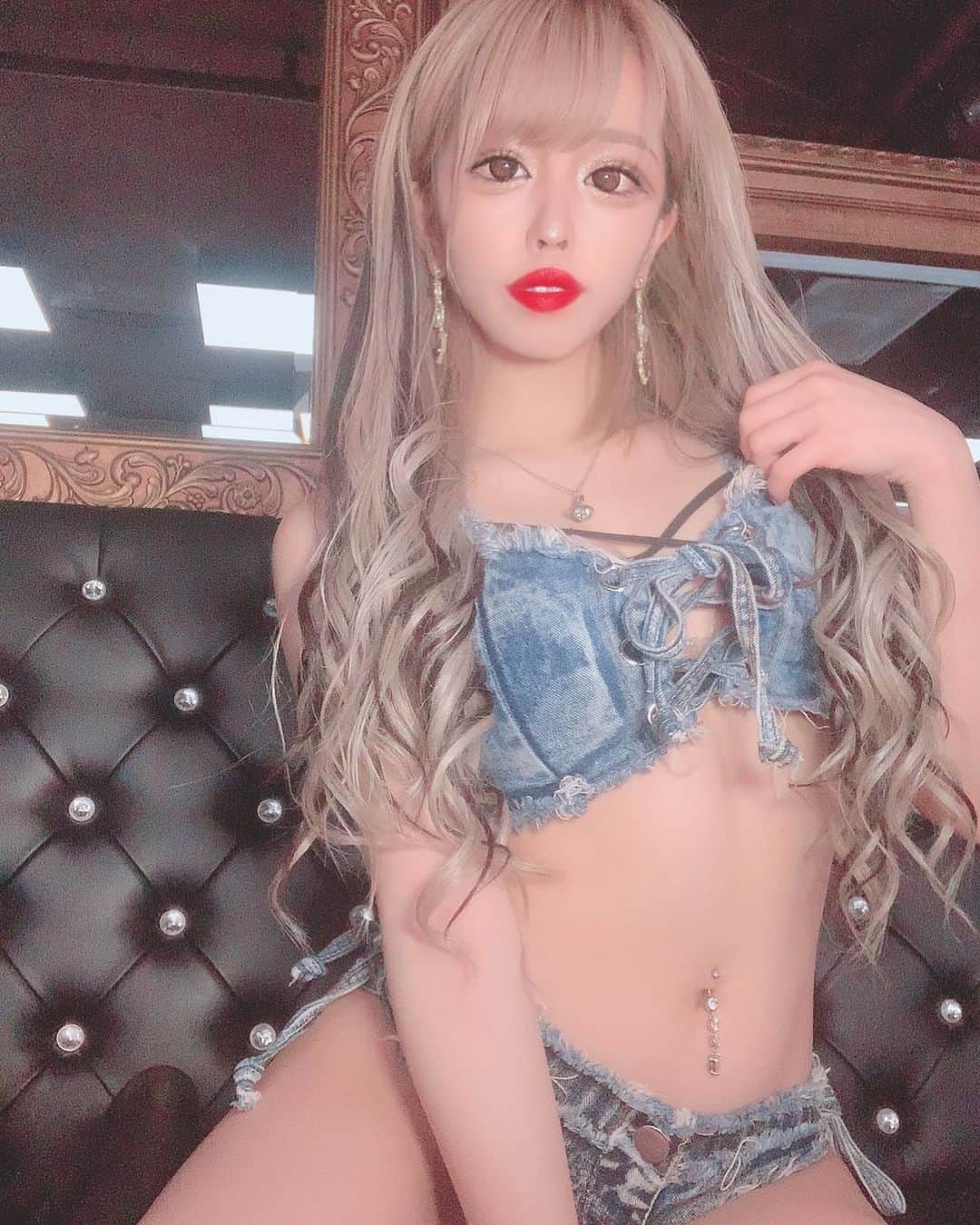 あんじゅのインスタグラム：「♡ ． 1月2月3月に誕生日を迎えたメンバーの合同イベントが発表されました🐈(詳しくはTwitter見てね) ． ． 何で今更？と思われてしまうかもしれませんが、毎年楽しみにしてたんです🥺 お祝いしに、ではなくて単純に特別ショーを楽しみに来てください😌💓💕 ． ． また情報が公開可能になり次第ちょくちょくお知らせします😛✌🏻💓 ． ．  #Burlesque #バーレスク #バーレスク東京 #大阪 #バーレスク大阪 #北新地 #ミナミ #キャバクラ #ホスト #歌舞伎町 #ダンサー #Japanesegirl #自発ください  #ロリ顔 #グラビア  #ガンメッシュ #ギャル #加工厨 #量産型 #太もも #むちむち #低身長女子 #雰囲気詐欺 #雰囲気好きな人いいね #自撮り界隈  #1mmでもいいなと思ったらいいね #被写体  #デニム好き #水着ギャル #へそピ」