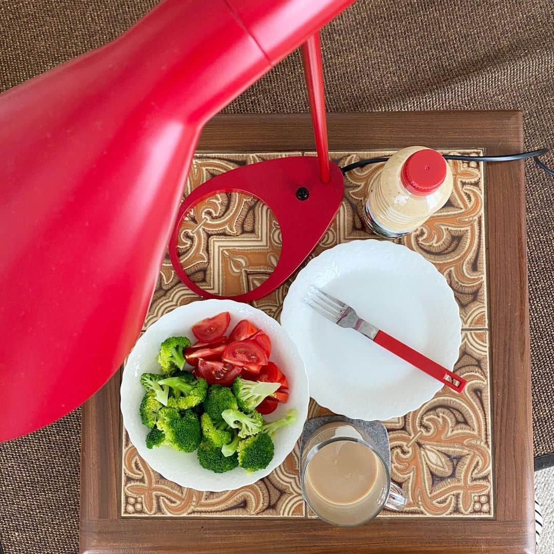 岡田美里さんのインスタグラム写真 - (岡田美里Instagram)「お友達に赤い蓋のジョセフィーヌのドレッシングをいただいたので、 茹でたブロッコリーとトマトを準備してたら赤が勢揃いした朝でした。 #ジョセフィーヌドレッシング #野菜たっぷり #ajランプ　#マイケルジャクソン命日だった昨日 #今日からまた頑張ろう」6月26日 7時34分 - millieokada