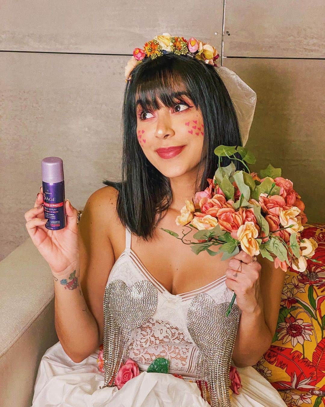 Gabriela Salesのインスタグラム：「Lacrinhas, é o clima de São João continua por aquiii! Amo/sou essa época do ano e jamaissssss deixaria passar batida. Hoje tem live com Elba Ramalho, Solange Almeida, Preta Gil e Dorgival Dantas no canal do YouTube da Gkay. E, claro, já estou preparadíssimas com meu Magic Spray da Siàge Combate o Frizz @eudora !! Ele é perfeito e dá pra curtir horrores a noite toda e o cabelo continua sem frizz! Amo/sou! Coloquei o link da live nos stories 💕 *publi #Eudora #EuApoioUmaRepresentante #ArraialEudora #SãoJoãoEudora」