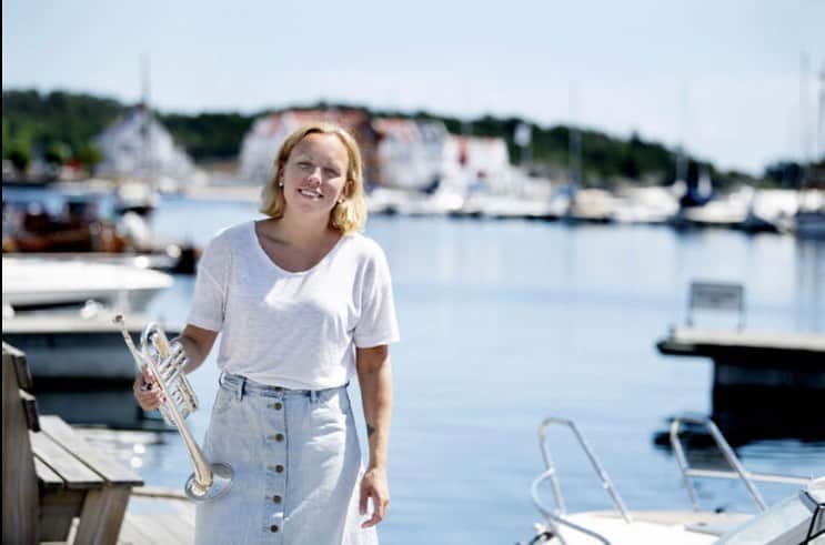 ティーネ・ティング・ヘルセットのインスタグラム：「Another wonderful day in Risør ☀️ Performing with the amazing @opus13quartet was so much fun! It was great to perform the quintet by Eric Ewazen 😎 @risorkammermusikkfest (📸 @livovland )」