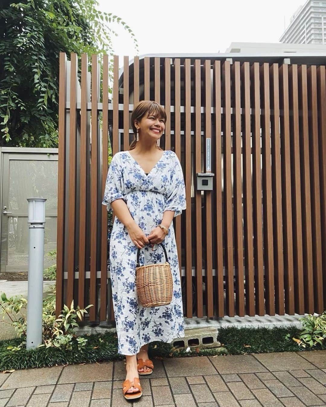 クロさんのインスタグラム写真 - (クロInstagram)「白地に青のお花が爽やかで綺麗🥺🙏🏽﻿ 背中がさりげなく開いてるワンピース👗﻿ ﻿ 胸元のVネックも好きだし﻿ 腕の5分丈も安心です☺️👏🏽﻿ ﻿ @fifth_store ﻿ ﻿ そ、し、て、、、﻿ ﻿ 60%OFFクーポン出てました！！😳💨💨﻿ ストーリーにURLも貼っておきます☺️💕💕﻿ ﻿ おうちでのゆっくりタイムに、ネットでお買い物…テンション上がる〜☺️👏🏽👏🏽👏🏽﻿ ﻿ #fifth #fifthtl #フィフス #バックシャンカシュクールフラワーワンピース #カジュアル #160cm以上コーデ #cordinate #アラサーコーデ #カジュアルコーデ #casualcordinate #ママコーデ #ワンピースコーデ #ワンピース #夏コーデ #tokyo #東京 #ファッション #コーデ #大好き #tokyo #コーデ #baby #女の子ママ #ママリ#コドモノ #新米ママ #mamagirl #ママカメラ #親バカ部 #あいのり」6月26日 8時13分 - kuro_risa