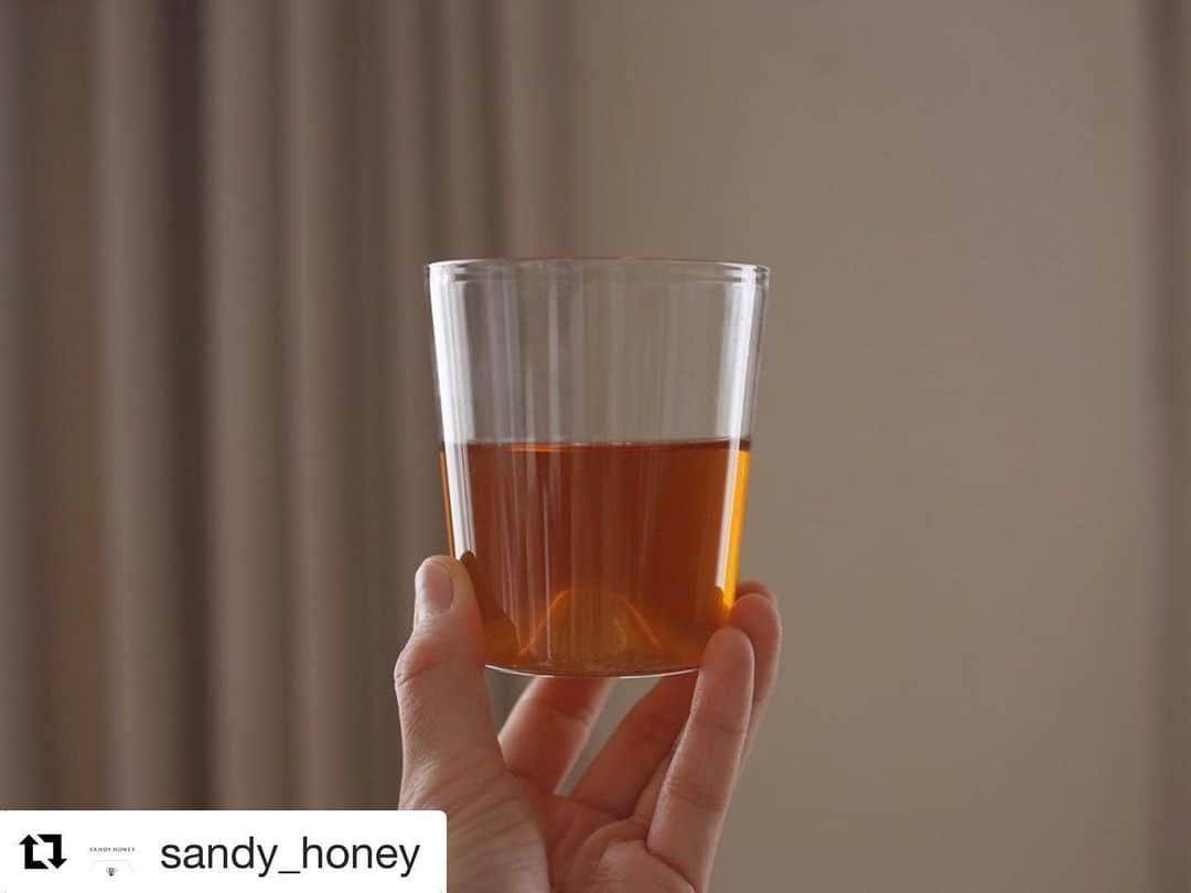 HERVA AKICOさんのインスタグラム写真 - (HERVA AKICOInstagram)「日野焙じ茶、　 この香りと味を写真と一緒にお届け出来ればいいのに。。 この風味、味わいは、嬉しい驚き。  #Repost @sandy_honey with @get_repost ・・・ 忘れられない香り高さと﻿ それを支える味わいのバランス﻿ ﻿ 飲み込んだあとも﻿ ふわっと口に残る柔らかな印象﻿ ﻿ おかむらさんのことばが﻿ ひと口飲むごとに身体にすーっと﻿ 染み渡りました。﻿ ﻿ ほうじ茶の香ばしさと﻿ 爽やかさもあってこのバランス﻿ なるほど！な一杯でした。﻿ ﻿ 今日は作業がなかなか進まずでしたが﻿ おかむらさんのお茶でリラックス🍵☺️﻿ ﻿ @herbandspiceherva  Special Boxにもちろん入ってます﻿ 📦✨🌿﻿ サマーギフトにもぜひ、ぜひ。」6月26日 8時14分 - herva_akiko