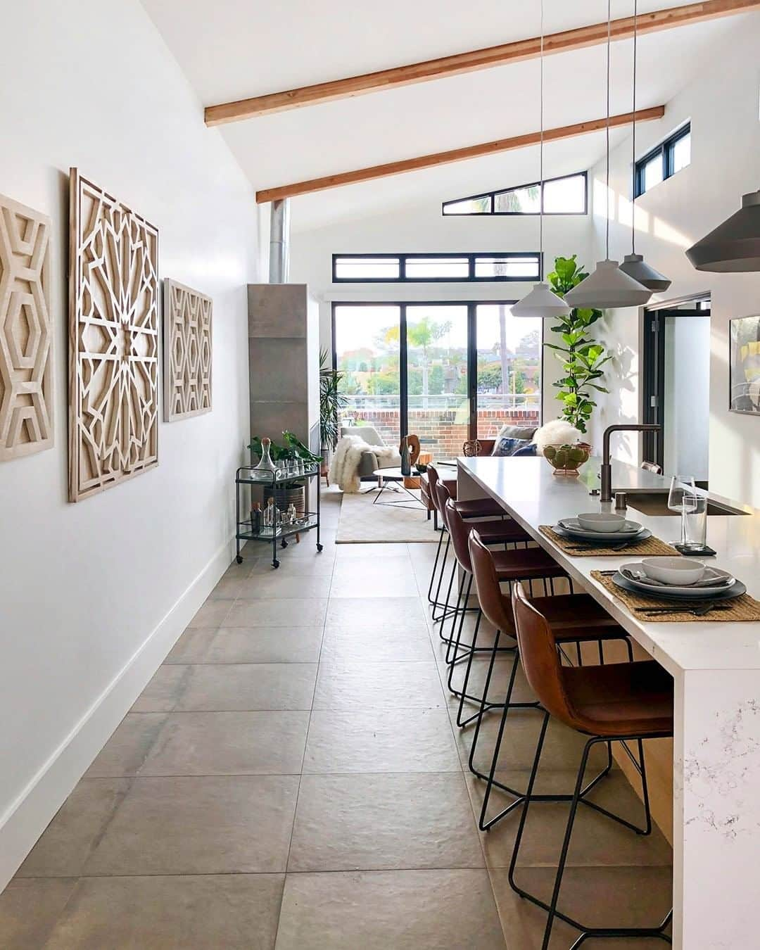 west elmさんのインスタグラム写真 - (west elmInstagram)「Our classic Slope Leather Counter Stools go with all kinds of decor styles, but they look particularly great here in this natural-meets-modern model unit designed by the #DesignCrew with @westelmsolanabeach. Link in bio for the full tour! (Photo: Jasmine Schmidt) #WestElmDesignCrew」6月26日 8時19分 - westelm