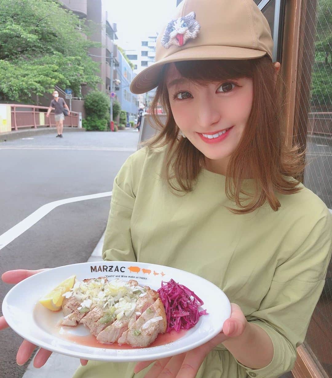 東なつ紀のインスタグラム：「少し前の📷 久しぶりの外食はテラスでした💓 #中目黒#テラス席#まだまだ自粛 #ca4la#カフェ  このとりおいしかった🤤💓」