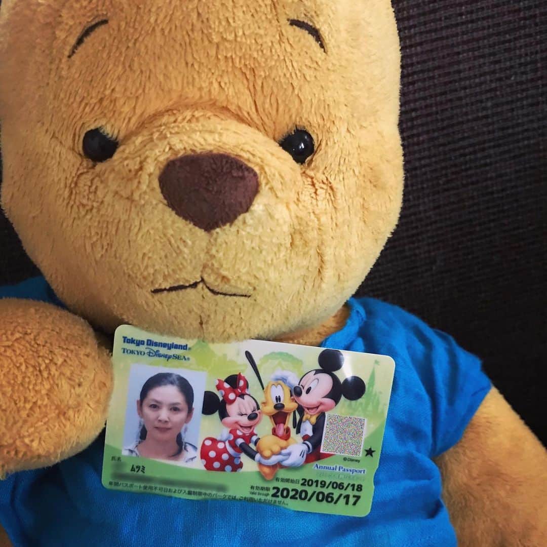 睦のインスタグラム：「ディズニーリゾート 2パーク共通 年間パスポート。  私の期限は、 2020年6月17日まで でした😢  7/1から再開だそうですね。  残念ながら、 年パスは使用不可😭  どうやら。  払い戻しか 期間延長してくれそうです。  でも。  年パスで入園するには 抽選だとか。  難しいだろうなぁ😅  年パス保持者は、 グッズを ネットで買えるように なるらしいけれども。  グッズを買うとしても、 入園できた時に 買いたいしなぁ。  7/1からの 時間差のチケット予約も しばらくは争奪戦が 激しそうだし。  今回は、一度 払い戻ししてもらって。  友人と行きたい時に チケット予約にトライに しようかな。と 思案中。  グリーティングや ショーを見て プラプラ散歩が 好きな私は、 もう少しお預けですかね。  心置きなく 行けるようになったら、 また年パス 買いたいなぁ。  #disneyresort  #ディズニーリゾート　 #年パス  #年間パスポート  #tokyodisneyresort  #東京ディズニーリゾート  #tokyodisneyland  #東京ディズニーランド  #tokyodisneysea  #東京ディズニーシー  #disney #disneyland  #disneysea  #ディズニーランド  #ディズニーシー  #pooh  #winniethepooh  #プーさん　 #くまのプーさん　 #再開  #水星逆行  #争奪戦  #greeting  #ssw  #singersongwriter  #artist  #lyricist  #singer  #井上睦都実 #睦」