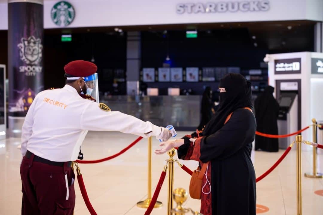 のインスタグラム：「Photo by @tasneemalsultan | Lockdown has been lifted, but Saudi Arabia now has a curfew that starts at 8 p.m. Before that time, people can enter malls only after each customer has his or her temperature tested, and must wear a face mask and gloves. #Riyadh #Saudiarabia」
