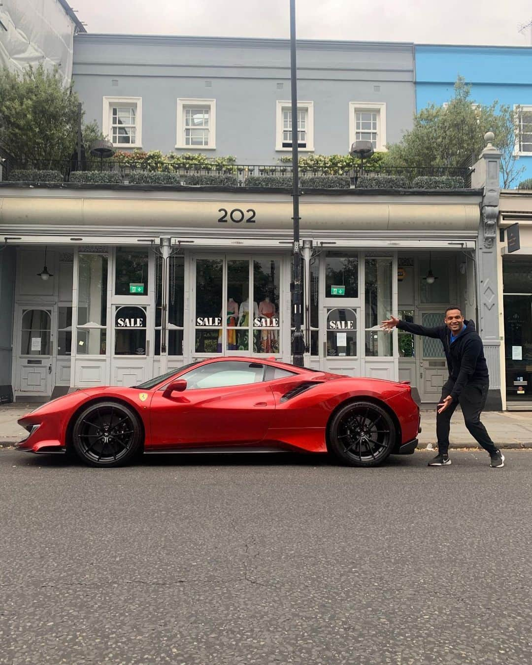 CARLiFESTYLEさんのインスタグラム写真 - (CARLiFESTYLEInstagram)「The beautiful profile of the 488 Pista captured by @wingsandwhips! #carlifestyle」6月26日 8時30分 - carlifestyle