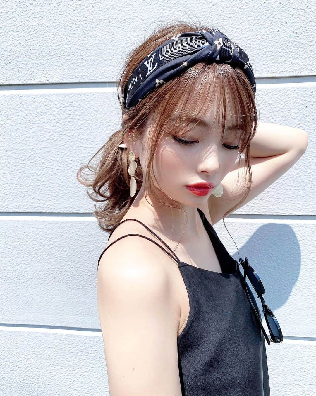 カトリナさんのインスタグラム写真 - (カトリナInstagram)「﻿ ﻿ ﻿ 巻き髪にカチューシャ可愛くない？🦔﻿ ﻿ ﻿ tops @gu_global  pierce @lattice_lessignes  sunglasses @halm.japan ﻿ ﻿ #カトリナ#サロンモデル#ブライダルモデル#フリーモデル#作品撮り#ヘアアレンジ#ヘアカラー#浜松#ミディアムヘア#makeup#ネイル#2way前髪#シースルー前髪#tiktok#撮影モデル#夏#夏ヘアアレンジ#fashion#夏コーデ﻿ ﻿」6月26日 8時32分 - suzu_nanase715