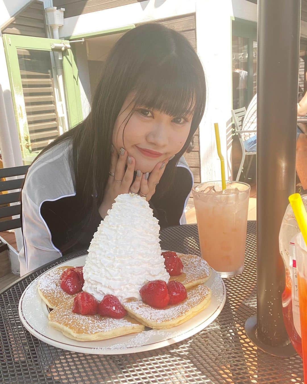 畠山あやなのインスタグラム：「誕生日にままがモーニング連れてってくれた~🤍❕ * #畠山彩奈#東京#原宿#モーニング#ホットケーキ#いちご#グァバ#グァバジュース#モーニング#エッグスンシングス#朝ごはん#誕生日#お誕生日#高校3年#インスタ映え#フォローミー#eggsnthings#hotcake#strawberry#birthday#jk#jk3#instagood#instagram#followme」