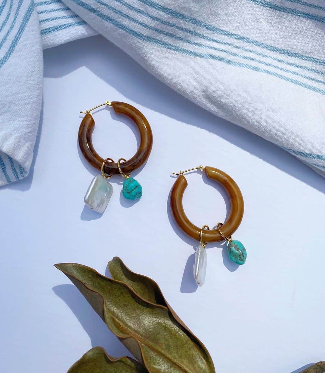 リジー フォルトゥナートさんのインスタグラム写真 - (リジー フォルトゥナートInstagram)「The Spritz Earrings in Adriatic have detachable turquoise and mother of pearl charms for 3-looks-in-one so you can be artsy, sassy, playful, inspired, chic and original. All sound good to us. 💙 #lizziefortunato」6月26日 8時39分 - lfjewels