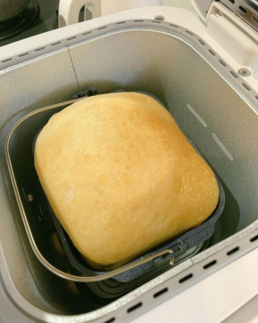 氷浦紫さんのインスタグラム写真 - (氷浦紫Instagram)「パパがずーーーーっと待っていた #Panasonic#ホームベーカリー#やっと来たー 早速🍞  美味しぃ！！ オススメパンありますか？？ #ぱんのある食卓 #朝はパン#焼きたてパン最高」6月26日 8時52分 - yukalihiula