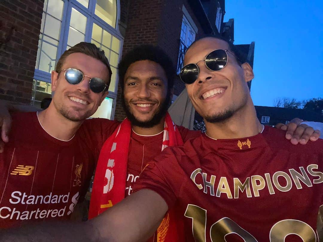 ジョー・ゴメスのインスタグラム：「Premier league champions! @liverpoolfc 🔴❤️🏆」