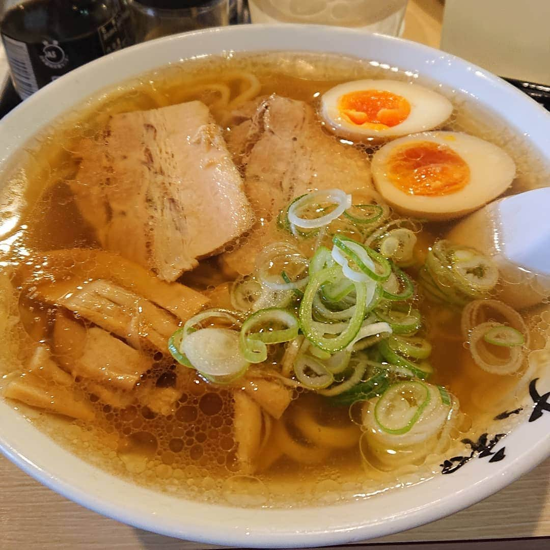 森下久美さんのインスタグラム写真 - (森下久美Instagram)「久しぶりのゴルフ後に寄った 佐野ラーメン「大和」🍜🍥 澄んだスープに青竹打ちのちぢれ麺があい 凄く美味しかったょ😋🍴💕 ソーシャルディスタンスしながら 待ったかいがありました❕  #大和#佐野ラーメン#佐野#栃木#栃木ゴルフ#ラーメン#ゴルフgolf#ゴルフ女子#ゴルフ大好き#モデル#model#image#イマージュ#森下久美#morishitakumi」6月26日 8時47分 - kumicaro