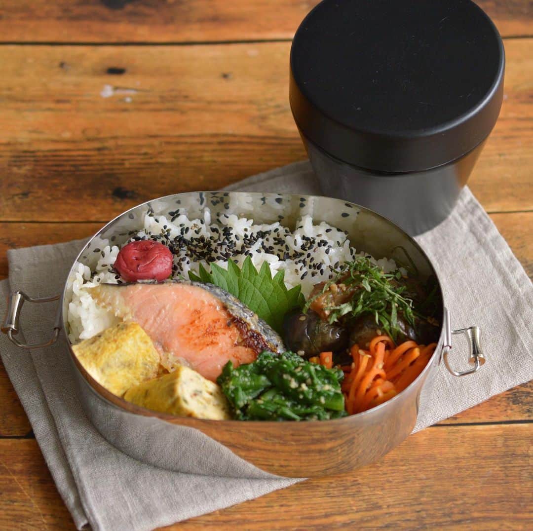 yukiyoのインスタグラム：「2020.6.26* ・ 今日のお弁当 ・ ごま塩梅干しご飯 大葉入り玉子焼き 鮭西京漬け焼き 人参ごま炒め 茄子甘辛 つるむらさきピーナッツ和え ・ お湯を入れて作るお味噌汁付き ・ ・ 今日はけんさん弁当１つ ・ ・ 全然関係ないですが スーパーコンピュータの富岳、 の化粧パネルデザインかっこいい〜 ・ ・ これまた関係無いですが オリンパス映像事業売却でとても寂しい… ・ ・ 後は… ・ ・ 読んでるシリーズ物の本の続きが出てちょっと楽しい ・ ・ アルコールフリーなビールテイスト飲料 初めて飲んだら結構気に入った♡ こりゃ良いわ ・ ・ …な、1週間でした。 お疲れ様さまでした。 ・ みなさん良い週末を ・ #お弁当 #obento #bento #lunch #lunchbox #onthetable #japanesefood #暮らし #lin_stagrammer #ロカリ #おうちごはんLover #マカロニメイト #IGersJP」