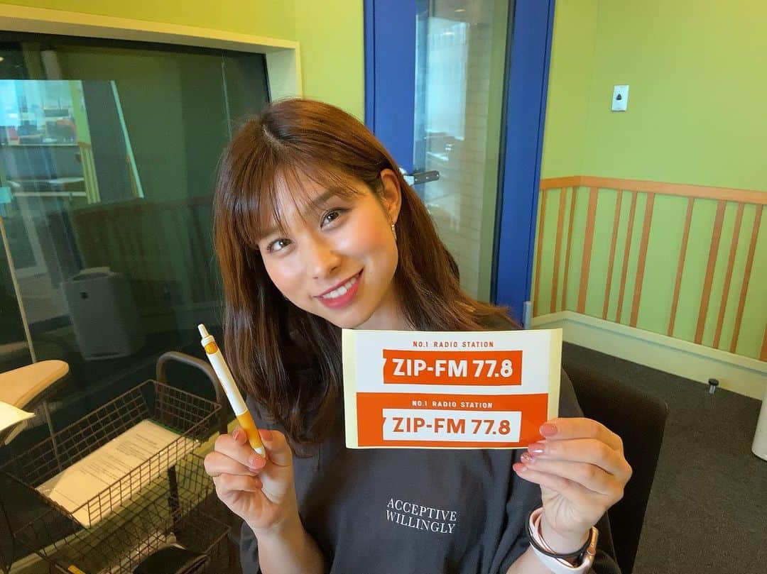 高樹リサさんのインスタグラム写真 - (高樹リサInstagram)「おはようございます！  このあと9時〜は ZIP-FM FRIDAY MUSIC PUZZLE🧩  今日のメッセージテーマは 「あなたが褒められると嬉しいことは？」 アクセスして下さった方の中から 抽選で3名の方にこちらのセットを プレゼント〜🎁 メッセージ、リクエストお待ちしています🤗💓 #フラパズ　#zipfm」6月26日 8時55分 - lisalisa_takagi