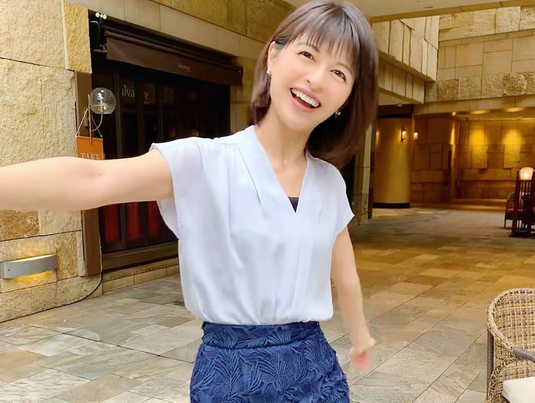 太田景子さんのインスタグラム写真 - (太田景子Instagram)「今朝もグッドモーニングをご覧いただきありがとうございました😃今日は珍しくオフィスっぽい衣装でした🙌🏻✨ ということで、ヒルズでビジネスミーティング風😛💕」6月26日 9時18分 - keiko_ota1121