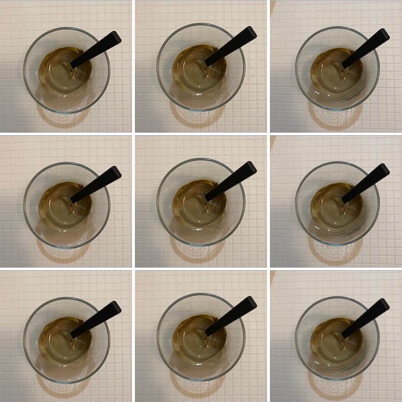 保坂美亜のインスタグラム：「グリーンクレイ🛁🌳 パウダーを選んで水とクレイを20ml：20gでわって使います。 今日疲れたなーとか、ちょっと贅沢したいなという日にはクレイ20g、水18ml、アロマオイル2g( ハチミツ2g )を混ぜます。 クレイと液体の分量はあくまでも1；1です。 計量はデジタルスケールがオススメです🍊 クレイ調合用にと無印良品で見つけたシリコーンミニスプーンもガラスの器と相性が良くて専用スプーンにしています。 柔らかいので肌に塗るときにも使用。 お風呂に入る前に、材料を軽く混ぜて洗面所にスタンバイしておきます。 ( ちょっと時間を置くとよりふわふわなクレイパックが出来上がります ) 顔メインで塗ったら残りはその日の疲れに合わせて肩だったり鎖骨、脚に塗ります。 足の裏に塗るとスッキリするのと、 クレイには肌のターンオーバー促進作用があるので早く治したいニキビ跡やアザの部分にもたっぷりのせて。 ただ、現在炎症を起こしている部分は避けてください。 ( 肌だけトーンアップして炎症がより目立ちます ) １〜２分じっとしていないといけないのでついでにメディテーション。 まるで自然の中にいるみたいな気持ちになります🐚✨ パックの他に入浴剤としても。 アルジタルのクレイパウダーは毎日使っても大丈夫なので安心して使えます。」